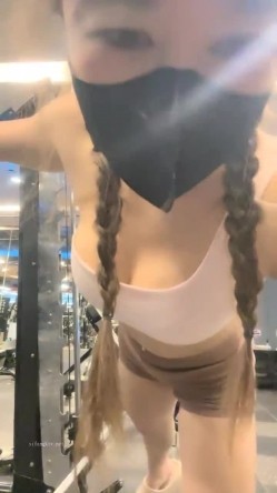 网黄界的黑马，瀑布式喷水，【翘臂桃桃】泰国游，到健身房玩跳蛋，牛郎圈找牛郎，被操的大喷水 截图11