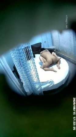 大学城附近主题酒店摄像头偷拍淫骚眼镜妹和学长开房激情啪啪一个小时 截图2