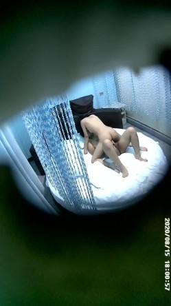大学城附近主题酒店摄像头偷拍淫骚眼镜妹和学长开房激情啪啪一个小时 截图12