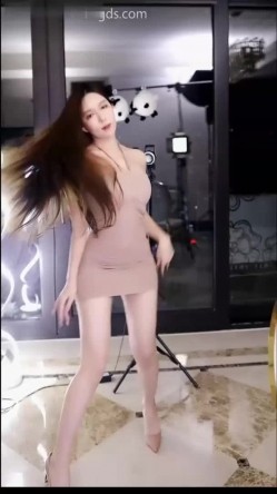 抖音极品少妇【海琴烟】九头身美女，裸舞诱惑，道具自慰高潮，喜欢大长腿闻大屁眼子的不可错过 截图14