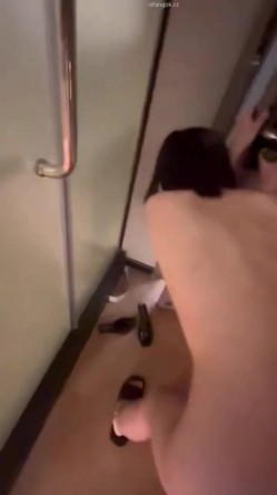 ️极品超骚的大学生母狗床上姿势超多，楼道爬行教室露出走廊裸体3p舔食完美调教 截图3