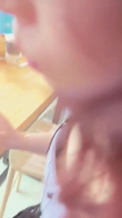 ️极品超骚的大学生母狗床上姿势超多，楼道爬行教室露出走廊裸体3p舔食完美调教 截图5