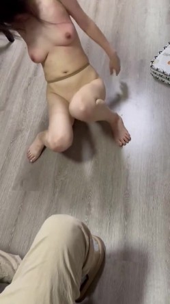 极品反差婊 调教殴打极品小母狗，极品奶子被打得被揉捏，脚踢逼逼疯狂调教，简直刺激惨了！ 截图14