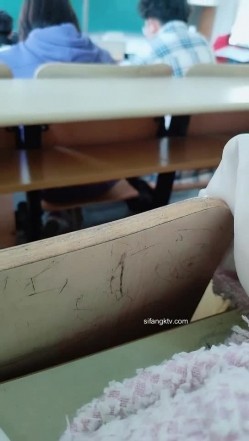刺激【大三妹妹小美】寝室脱衣~自慰秀~上课真空~跳蛋直播~！~课堂上，宿舍偷拍舍友，粉逼，美乳，学生妹必看 截图16