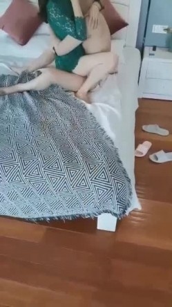 绿帽老公约单男上门，在旁拍摄，妻子边爱爱边接电话，‘没有，我这边不需要’，放下电话那个骚叫马上开 截图1