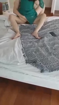 绿帽老公约单男上门，在旁拍摄，妻子边爱爱边接电话，‘没有，我这边不需要’，放下电话那个骚叫马上开 截图8