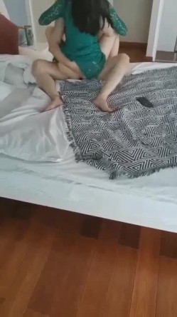 绿帽老公约单男上门，在旁拍摄，妻子边爱爱边接电话，‘没有，我这边不需要’，放下电话那个骚叫马上开 截图9