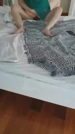 绿帽老公约单男上门，在旁拍摄，妻子边爱爱边接电话，‘没有，我这边不需要’，放下电话那个骚叫马上开 截图10