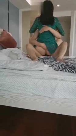 绿帽老公约单男上门，在旁拍摄，妻子边爱爱边接电话，‘没有，我这边不需要’，放下电话那个骚叫马上开 截图11