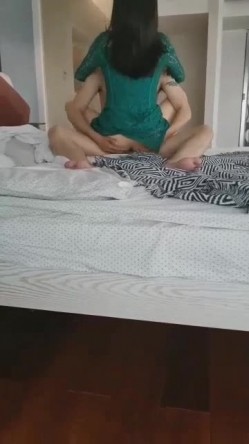 绿帽老公约单男上门，在旁拍摄，妻子边爱爱边接电话，‘没有，我这边不需要’，放下电话那个骚叫马上开 截图15