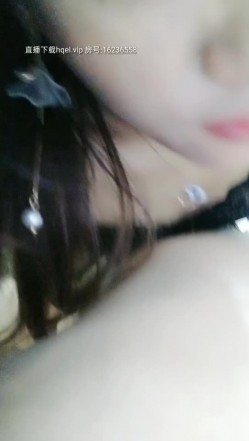 不正经的嫂子要多骚有多骚，双指抠她骚逼沾着淫水给她吃，口交大鸡巴各种体位爆草抽插，让她爽上天叫的好骚 截图4