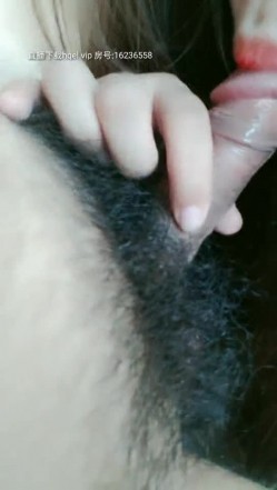 不正经的嫂子要多骚有多骚，双指抠她骚逼沾着淫水给她吃，口交大鸡巴各种体位爆草抽插，让她爽上天叫的好骚 截图14