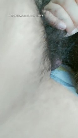 不正经的嫂子要多骚有多骚，双指抠她骚逼沾着淫水给她吃，口交大鸡巴各种体位爆草抽插，让她爽上天叫的好骚 截图15