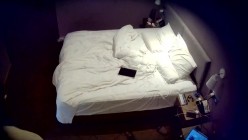 天眼酒店高清偷拍连续几天入住的奇葩小情侣整天裸睡不啪啪只会对着平板跳操 截图13