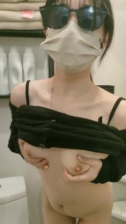 露出界天花板满级狂人！身材苗条性感网红【兔兔】私拍，学校公园商场各种场所人前露出翻屁眼露逼紫薇喷水 截图4