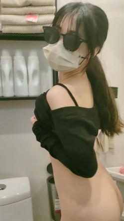 露出界天花板满级狂人！身材苗条性感网红【兔兔】私拍，学校公园商场各种场所人前露出翻屁眼露逼紫薇喷水 截图5