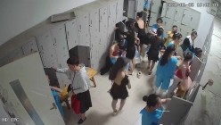 舞蹈班《监控破解》偷拍多位美女学员后台换衣服 截图1