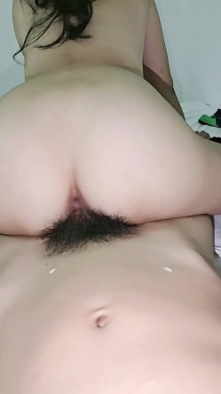 人妻少妇性爱全程实录，温柔的舔弄大鸡巴活真不错，激情上位后入干炮，无套抽插浪叫不断，让小哥舔逼逼淫水 截图6