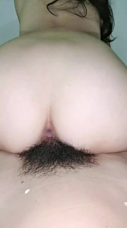 人妻少妇性爱全程实录，温柔的舔弄大鸡巴活真不错，激情上位后入干炮，无套抽插浪叫不断，让小哥舔逼逼淫水 截图7