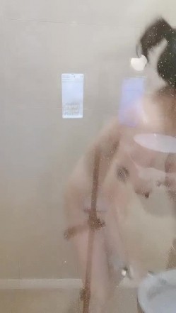 轻熟女露脸跟小哥就酒店激情啪啪，让小哥吃奶舔逼玩的好骚，从床上草到床下各种抽插看着窗外风情爆草浪叫 截图10