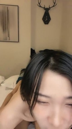 清纯学妹露脸跟小哥激情啪啪，让小哥无套抽插，打桩机的速度快把小骚逼给干晕了，浪叫呻吟不断，射在背上 截图2