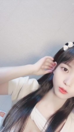 哇，清纯校花，终于为了钱脱了，【大螃蟹】，无毛透明的粉逼，特写，好肥美，颜值高小仙女让人难以自拔的美！ 截图5