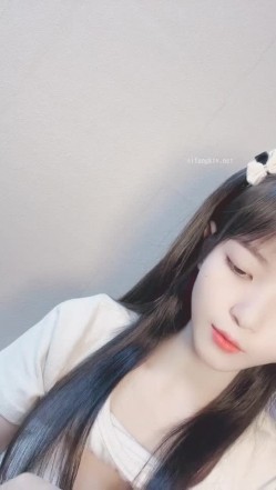 哇，清纯校花，终于为了钱脱了，【大螃蟹】，无毛透明的粉逼，特写，好肥美，颜值高小仙女让人难以自拔的美！ 截图6