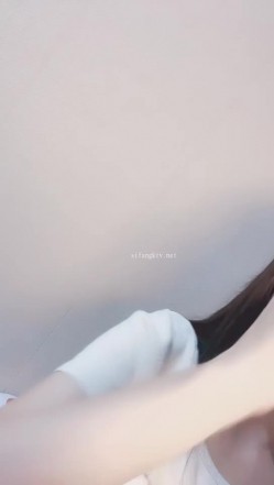 哇，清纯校花，终于为了钱脱了，【大螃蟹】，无毛透明的粉逼，特写，好肥美，颜值高小仙女让人难以自拔的美！ 截图13