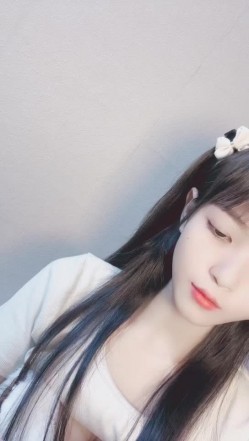 哇，清纯校花，终于为了钱脱了，【大螃蟹】，无毛透明的粉逼，特写，好肥美，颜值高小仙女让人难以自拔的美！ 截图14