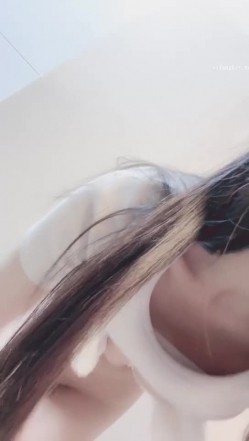 哇，清纯校花，终于为了钱脱了，【大螃蟹】，无毛透明的粉逼，特写，好肥美，颜值高小仙女让人难以自拔的美！ 截图16