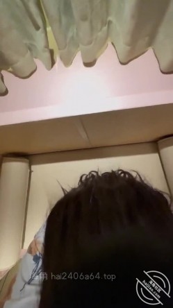 第一次看着亲姐姐在自己下体这么卖力的深喉，乳交舌吻连射三次 截图2