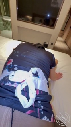 第一次看着亲姐姐在自己下体这么卖力的深喉，乳交舌吻连射三次 截图12