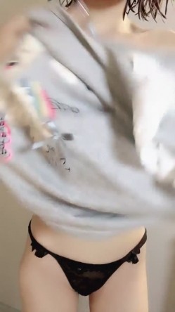 全网大众女神【崽崽】就喜欢皮肤这么白净的女神 巨乳翘臀 逼毛好旺盛 道具自慰 声音还好听酥酥的 截图5