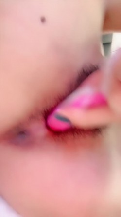 全网大众女神【崽崽】就喜欢皮肤这么白净的女神 巨乳翘臀 逼毛好旺盛 道具自慰 声音还好听酥酥的 截图16