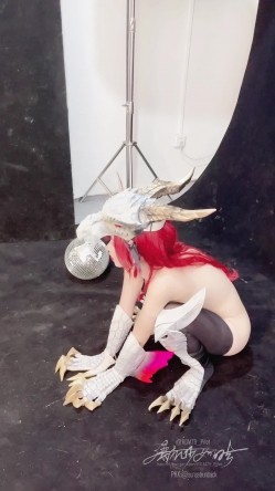 【超美高端 ️罕见露脸露点】极品Cos爆机少女【喵小吉】动漫改新作《怪物猎人:曙光》极致粉穴美乳 超清4K原版无水印 截图4