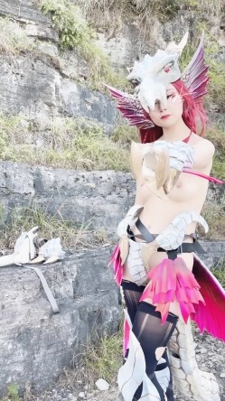 【超美高端 ️罕见露脸露点】极品Cos爆机少女【喵小吉】动漫改新作《怪物猎人:曙光》极致粉穴美乳 超清4K原版无水印 截图8
