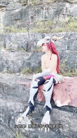 【超美高端 ️罕见露脸露点】极品Cos爆机少女【喵小吉】动漫改新作《怪物猎人:曙光》极致粉穴美乳 超清4K原版无水印 截图11