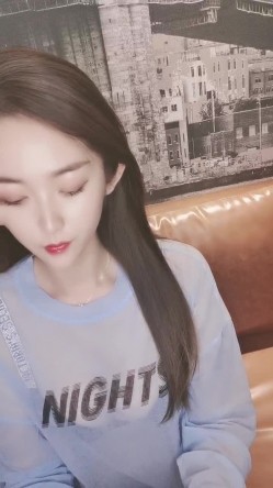 浓眉大眼女神--极品尤物【东方空姐】勾人魂魄的妖女：’啊啊，哥哥喜欢人家的小骚逼吗，流好多小骚水啦哥哥‘，手指肉棒插穴 好骚好淫荡！ 截图1