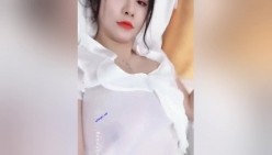超大巨乳模特女神【费若拉】 大尺度洗澡露点，揉奶，被肏得哇哇叫！和闺蜜前胸贴后背，和闺蜜说：这视频绝对火 哈哈。 截图9