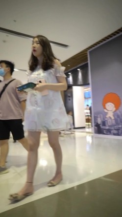 CD大师动漫展偷拍 ️模特美女裙底风光站久了逼痒痒薯片遮挡躲在展台里扣下面！内裤都破洞了 截图7
