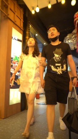 CD大师动漫展偷拍 ️模特美女裙底风光站久了逼痒痒薯片遮挡躲在展台里扣下面！内裤都破洞了 截图8