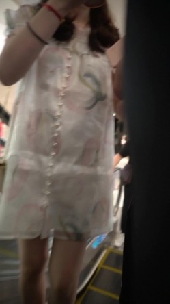 CD大师动漫展偷拍 ️模特美女裙底风光站久了逼痒痒薯片遮挡躲在展台里扣下面！内裤都破洞了 截图15