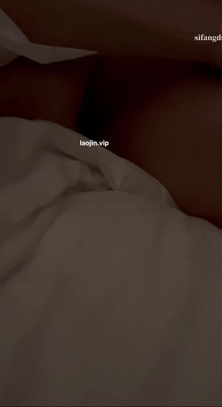 顶级淫妻，【困困鱼】老公灌醉老婆玩3P，酒精把老婆的骚味更加浓烈，跟单男边调情边爱爱 截图1