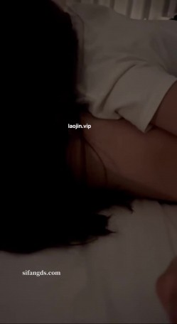 顶级淫妻，【困困鱼】老公灌醉老婆玩3P，酒精把老婆的骚味更加浓烈，跟单男边调情边爱爱 截图7
