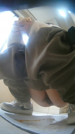 培训机构女厕双机位近景高清偸拍 多位小姐姐方便，脸逼同框看点十足 截图8