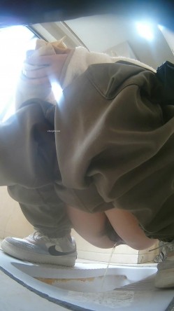 培训机构女厕双机位近景高清偸拍 多位小姐姐方便，脸逼同框看点十足 截图9