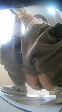 培训机构女厕双机位近景高清偸拍 多位小姐姐方便，脸逼同框看点十足 截图10