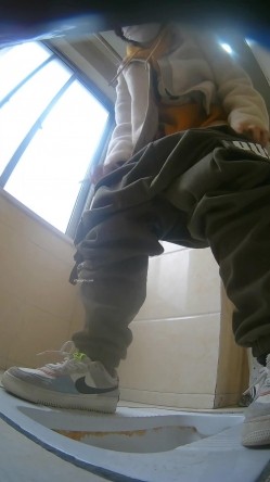 培训机构女厕双机位近景高清偸拍 多位小姐姐方便，脸逼同框看点十足 截图14