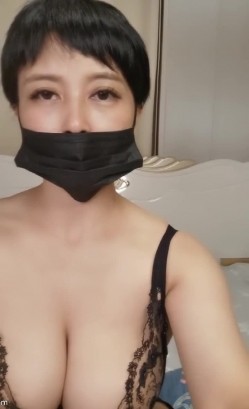 爆乳美熟女【小海媚】蕾丝内衣尽情释放阿姨的魅力， 噢 来吧，舔我骚逼 ，揉奶摸穴呻吟诱惑！ 截图1