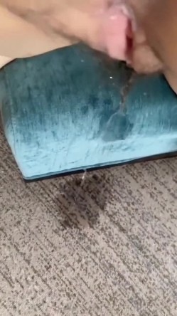 萝莉美眉 轻点 我想喷了 我又想喷了 都湿了 在落地窗前被后入啪啪 夹子音酥到你骨头 截图10